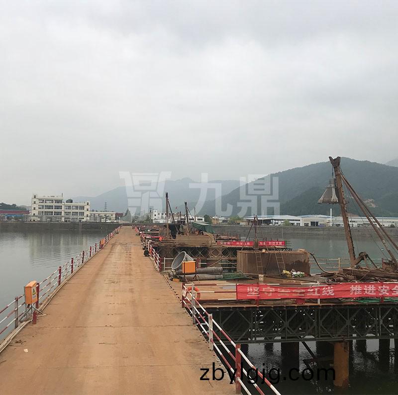 鋼(gang)平檯(tai)舖(pu)設(shè)后(hou)需(xu)在兩邊銲(han)接安(an)全(quan)護(hù)(hu)欄(lan)